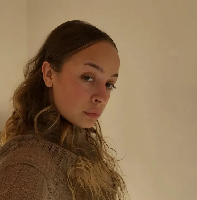 Frida Argento som Sara