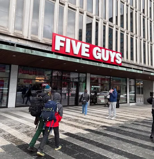 Öppningen av Five Guys i Stockholm Höga förväntningar, ännu högre priser