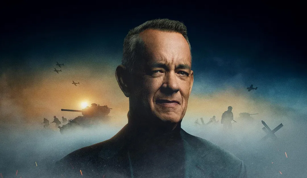 Man i förgrunden med allvarlig blick framför krigsscener med soldater, stridsflygplan, tank och explosioner i dimma.