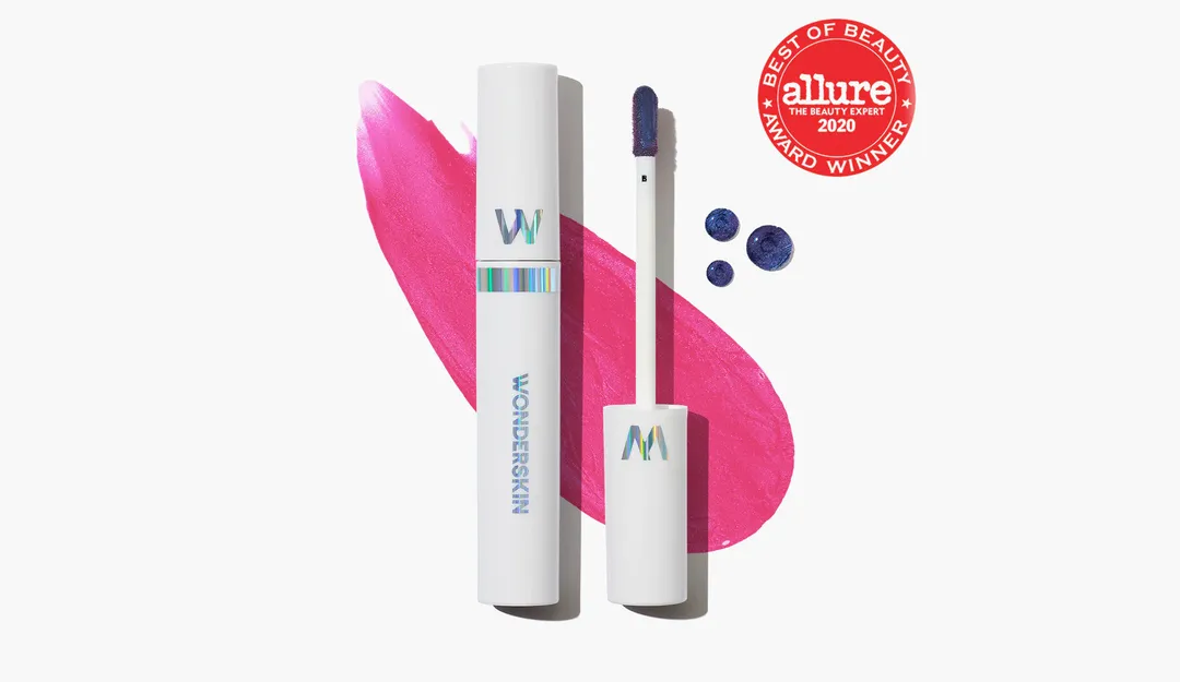 Wonderskin läppfärg i två vita flaskor med applicerare, omgiven av rosa slagmärken och blå färgprover. Allure Best of Beauty Award 2020-märke i övre högra hörne