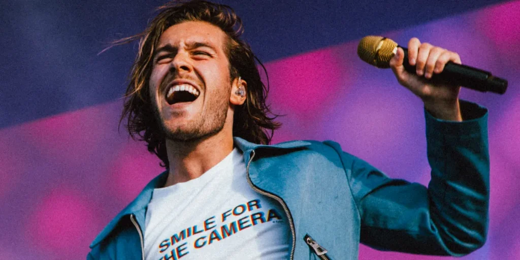 Benjamin Ingrosso sjunger med guldfärgad mikrofon på Lollapalooza i Stockholm 2022
