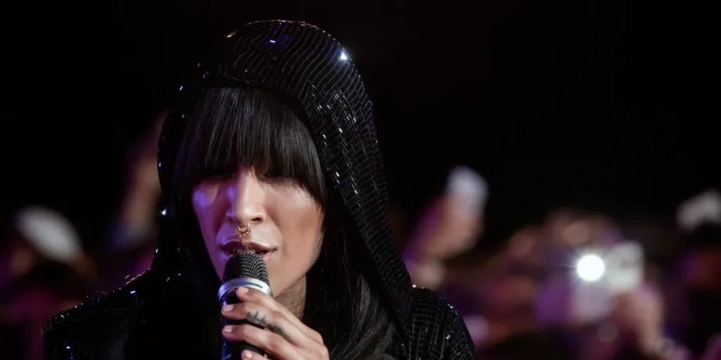 Loreen i svart glittrande huva sjunger på Life Ball i Wien 2015