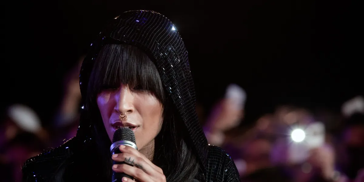Loreen i svart glittrande huva sjunger på Life Ball i Wien 2015