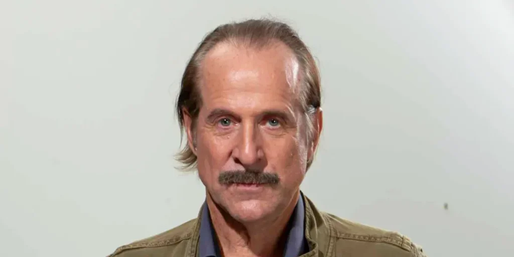 Peter Stormare i grön jacka som Folke Lundgren i tv-serien Black Widows 2015