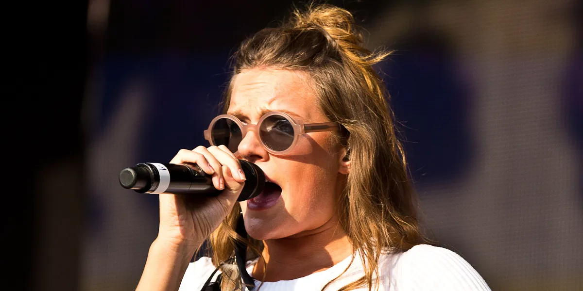 Tove Lo sjunger med runda solglasögon på festivalen Melt i Tyskland 2015