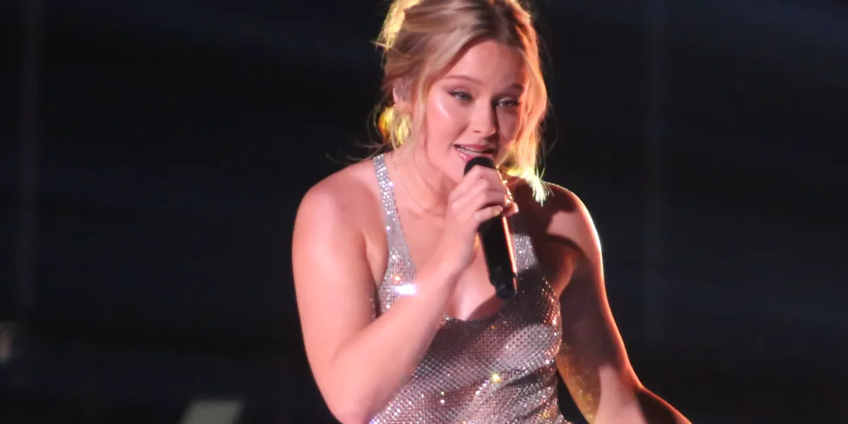 Zara Larsson sjunger i glittrig klänning under Idol 2023