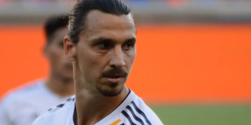 Zlatan Ibrahimović i LA Galaxys vita matchtröja under en MLS-match i Cincinnati 2019